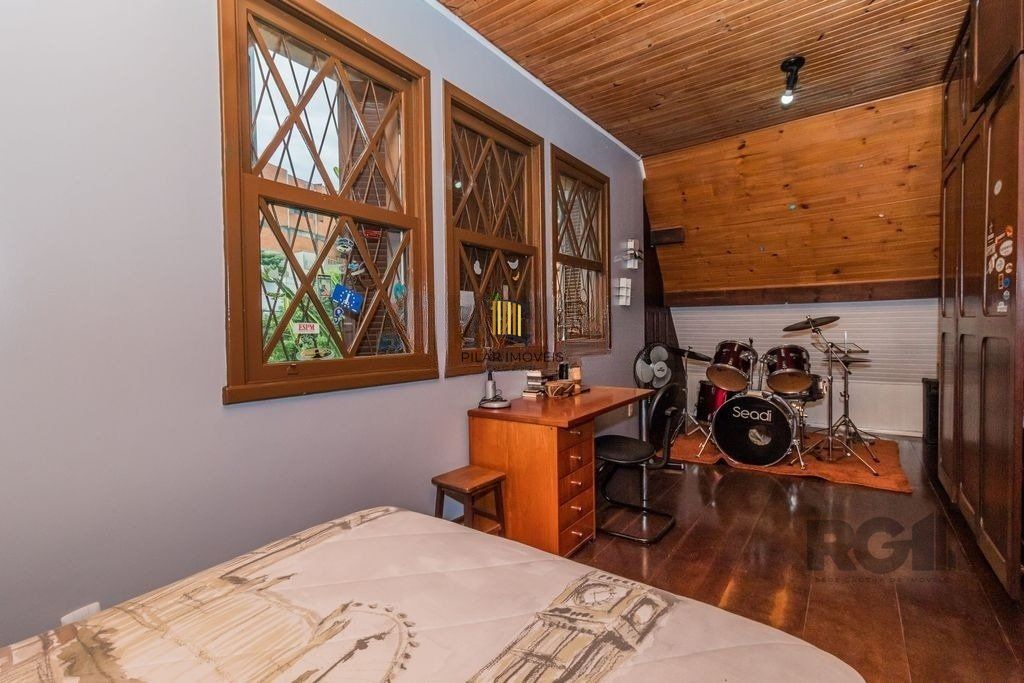 Impecável casa no bairro Medianeira. Living de 3 ambientes com lareira. Com 4 dormitórios sendo 1 suíte também com lareira. Ampla cozinha mobiliada e reformada. Dormitórios com armários fixos .