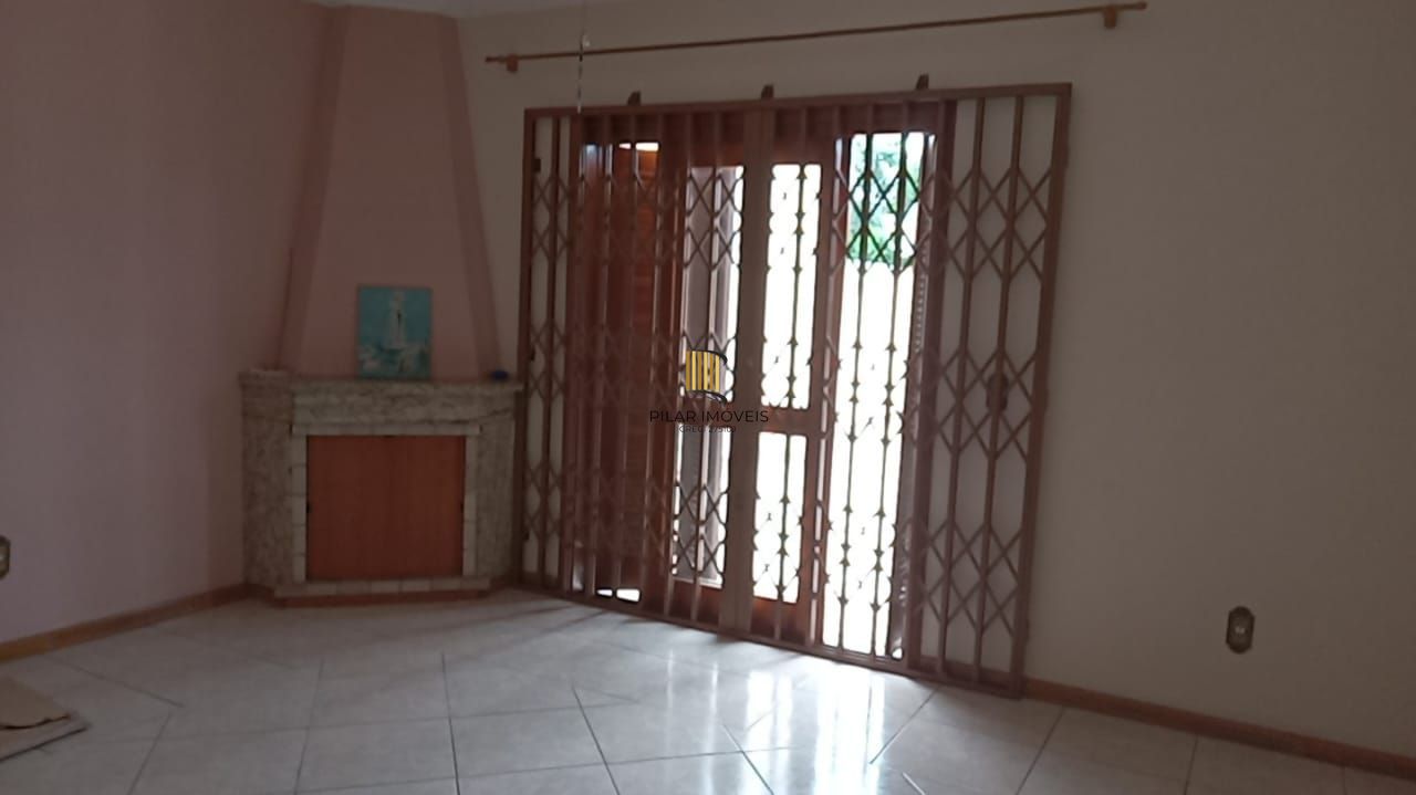 Casa 03 dormitórios, com páteo