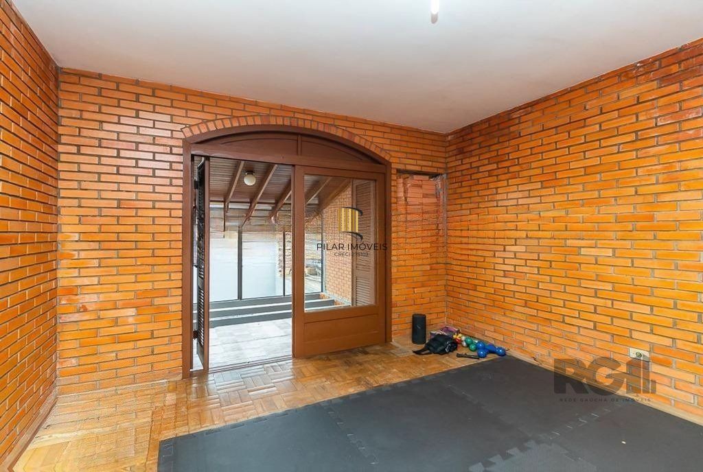 Casa de 245m² com 5 dormitórios no bairro Sarandi