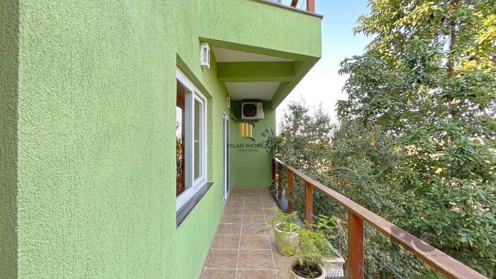 Excelente casa 03 dormitórios sendo 01 suíte com jacuzzi, 03 banheiros,  03 vagas, próxima a Av. Vicente Montéggia