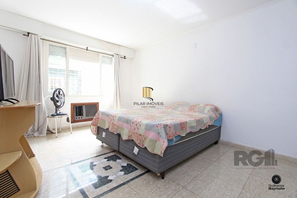 Casa com 5 suítes, 7 banheiros, 4 vagas no bairro Partenon
