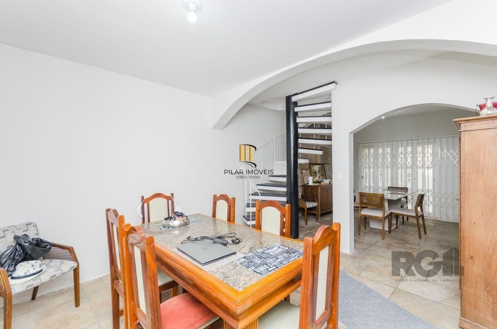Casa de 4 dormitórios no bairro Três Figueiras