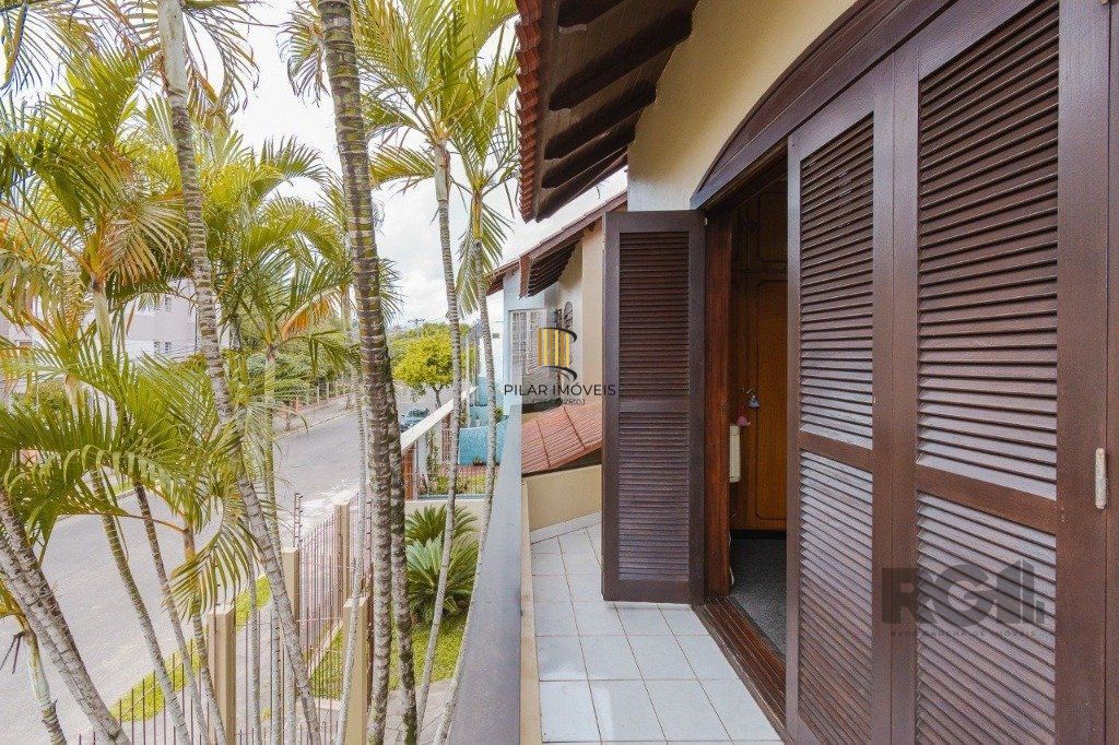 Casa com 4 dormitórios no bairro Morro Santana