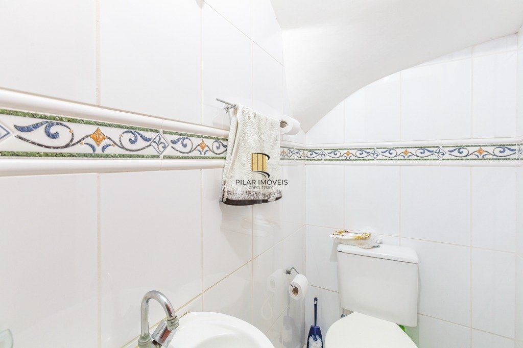 Casa 160m² - 3 dormitórios, 1 suíte, churrasqueira, terraço e 2 vagas de garagem no Guarujá