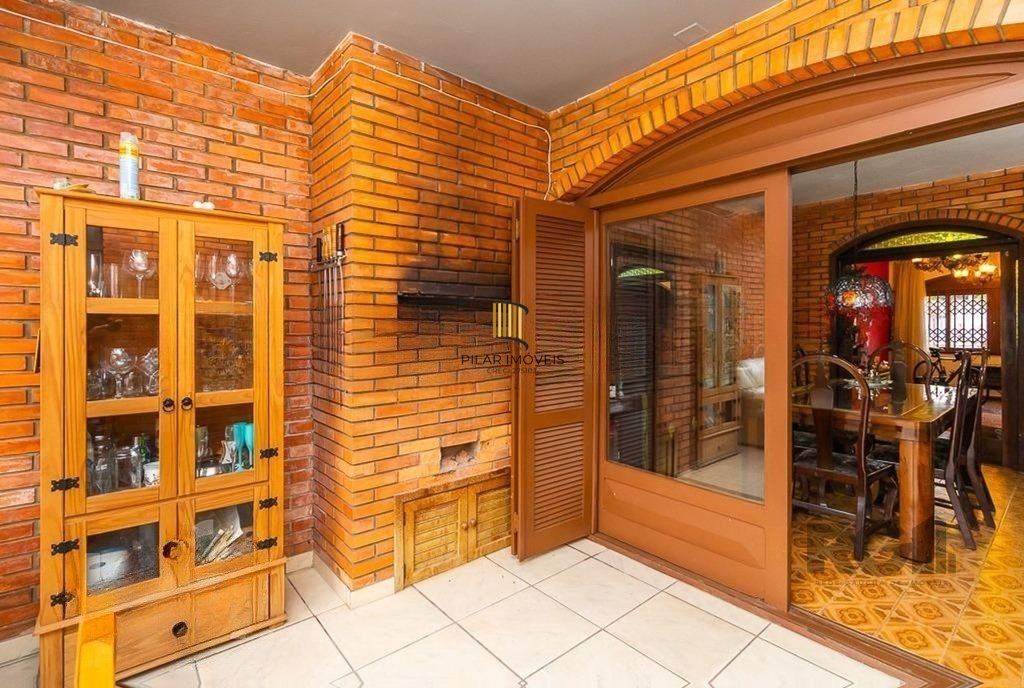 Casa de 245m² com 5 dormitórios no bairro Sarandi