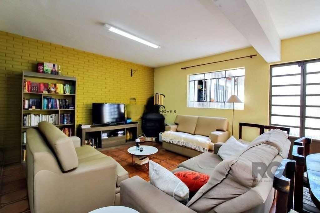 Casa 4 dormitórios, 2 vagas, em rua tranquila próxima a rua Oscar Pereira