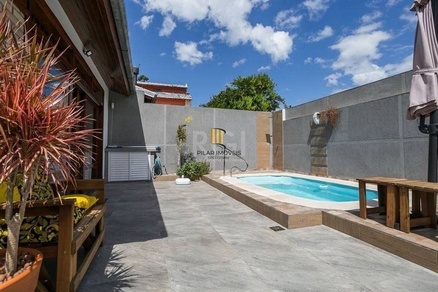 Casa de 147m² - 3 dormitórios, 1 suíte, churrasqueira, pátio com piscina e 3 vagas de garagem no Guarujá