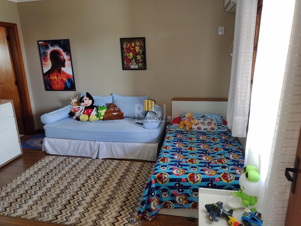 Excelente casa com 03 suíte, espaço gourmet com churrasqueira, living com lareira, pátio com piscina e garagem para 02 carros no bairro Espírito Santo