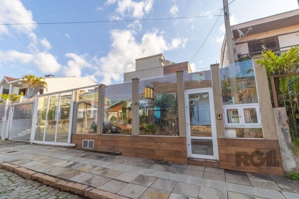 Casa 280m² - 3 dormitórios, 1 suíte, 2 vagas no bairro Jardim Itú