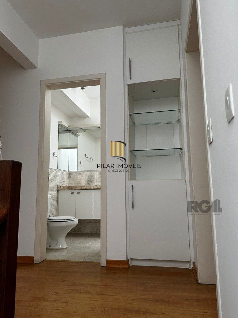 Casa em condomínio com 245m² - 3 dormitórios, 2 vagas no bairro Pedra Redonda