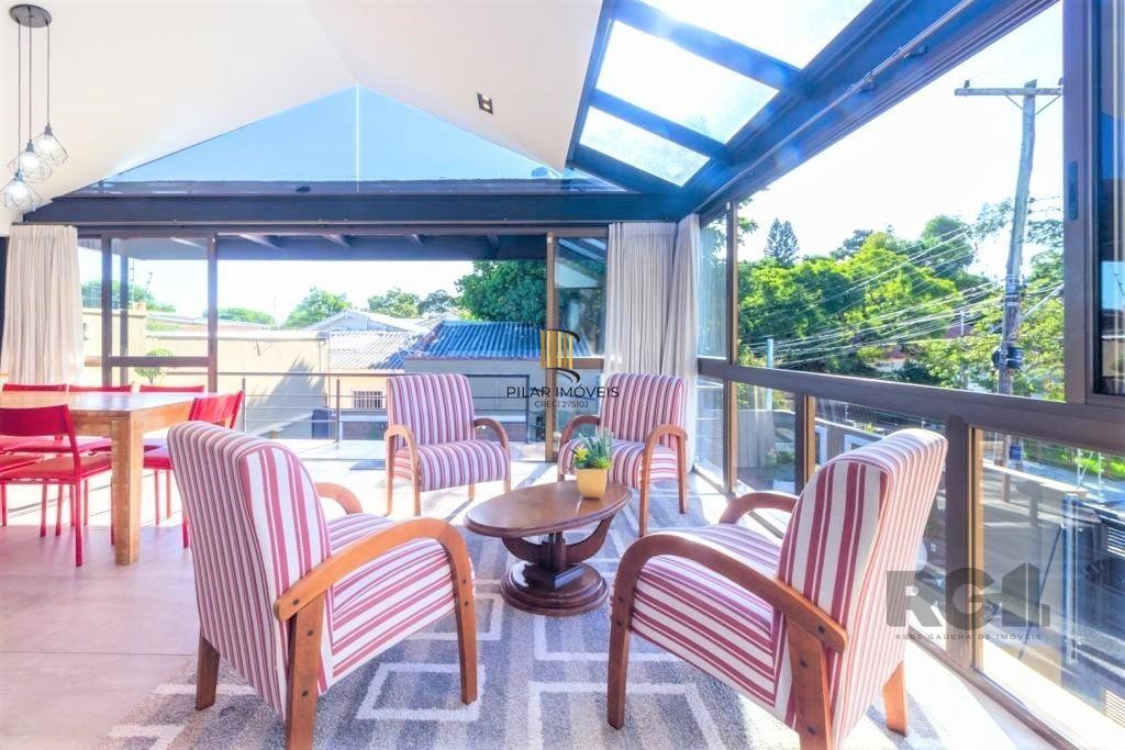 Casa de 380m², bairro Guarujá
