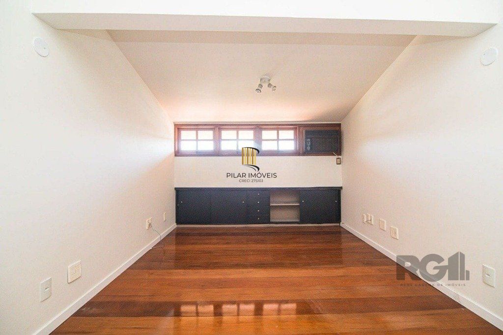 Casa para Venda - 443m², 3 dormitórios, 4 vagas - Alto Petrópolis