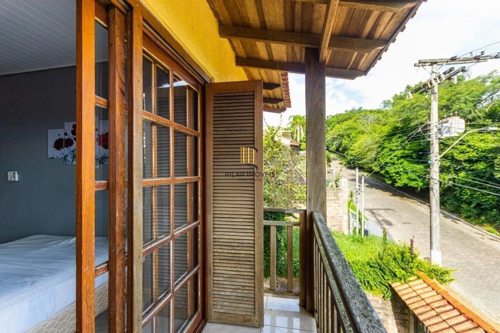 Casa de 3 dormitórios no Bairro Lomba do Pinheiro - Porto Alegre