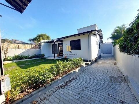Excelente casa de 85m² com 2 dormitórios, piscina e 6 vagas.