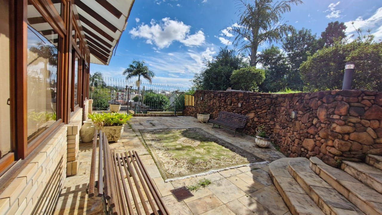 Casa de Cinema na Glória, com 500m² de área privada, 3 dormitórios, piscina, horta, lareira, elevador, gradeada 4 garagens