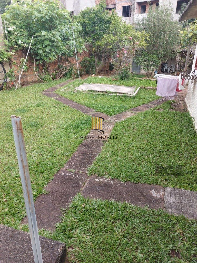 Casa 3 dormitórios,  1 vaga de garagem ampla e coberta.  Possui edícula com 3 peças. Espaço com churrasqueira e dispensa. Área total de  484m².