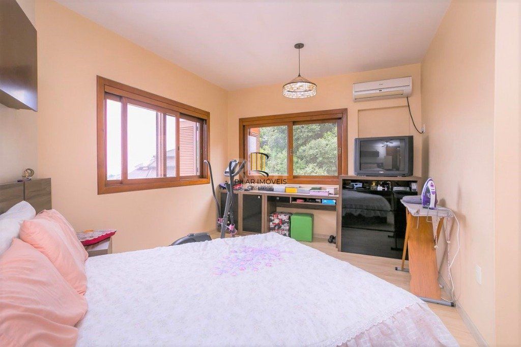 Casa para Venda - 279m², 3 dormitórios, sendo 1 suites, 4 vagas - Teresópolis
