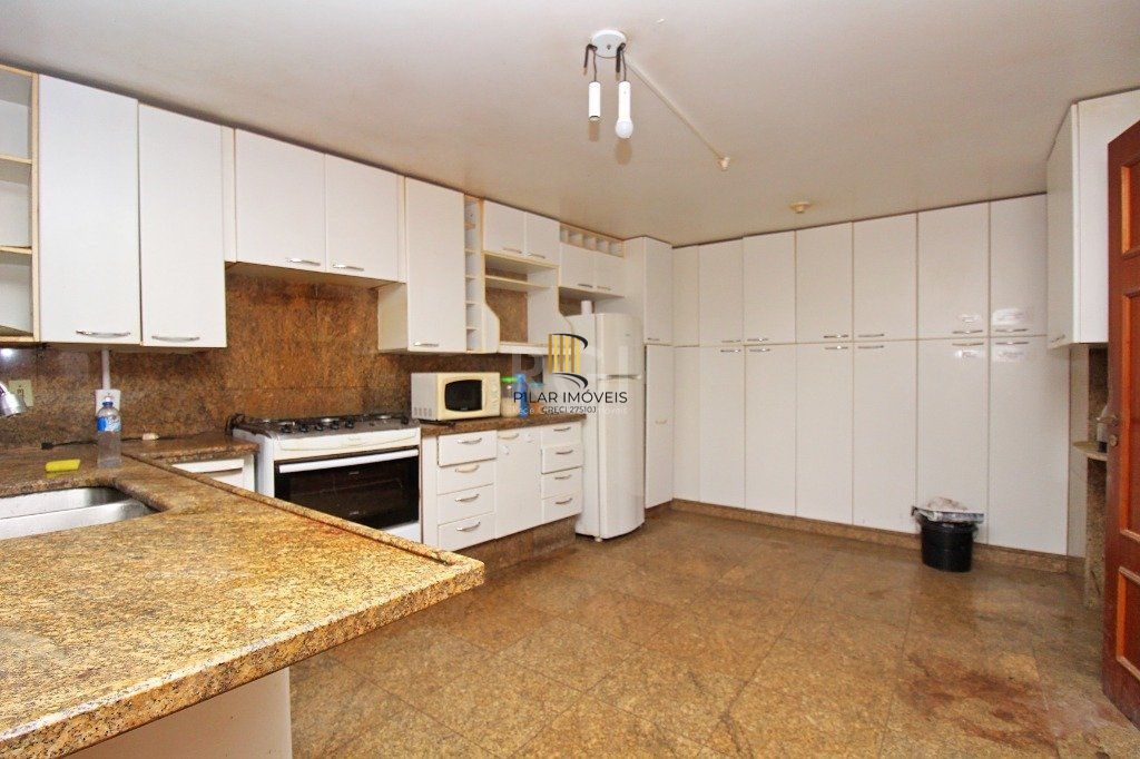 Casa para Venda - 840m², 7 dormitórios, sendo 3 suites, 8 vagas - Medianeira