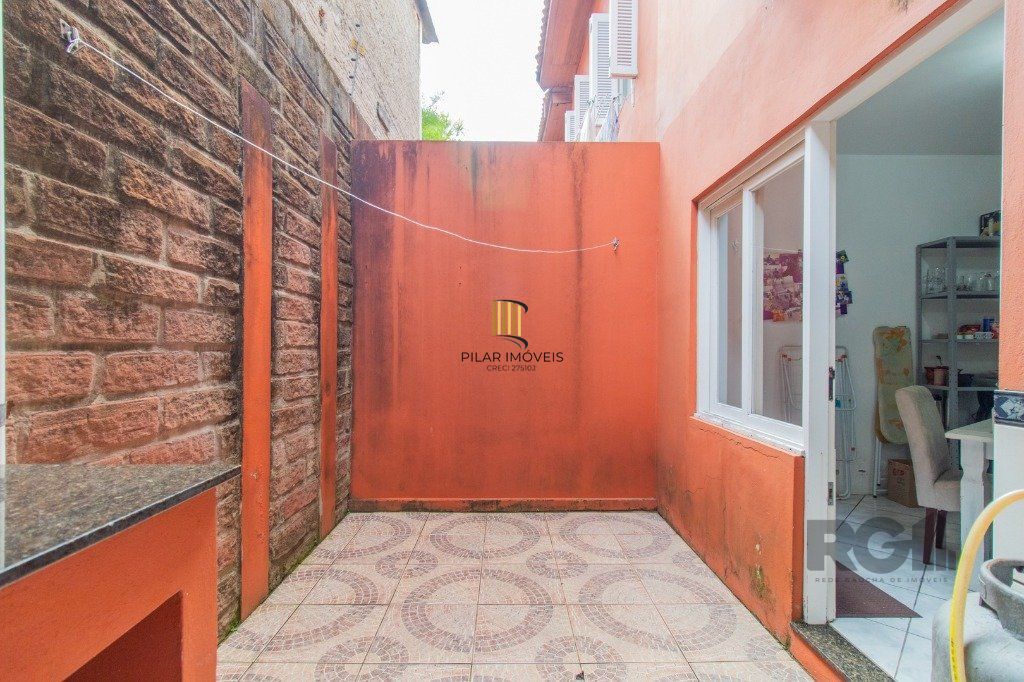Casa em condoínio com 3 dormitorios, 2 suítes e  duas vagas de garaem no  bairroTeresópolis