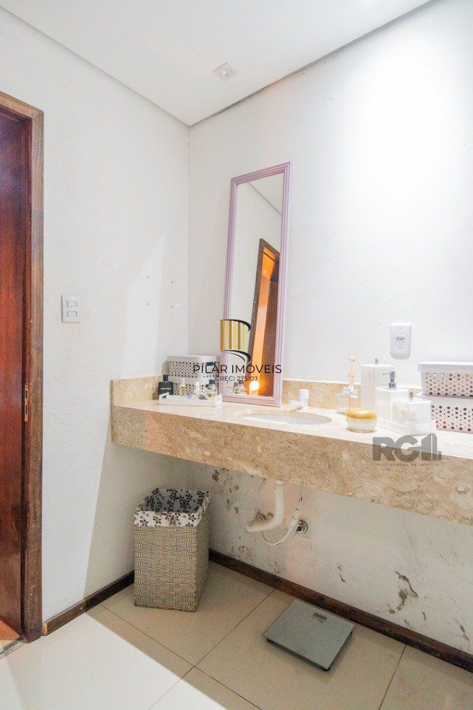 Casa 4 dormitórios no bairro Nonoai