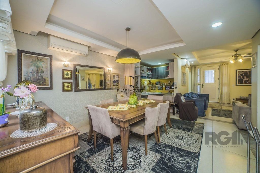 Casa de 4 dormitórios no bairro Glória
