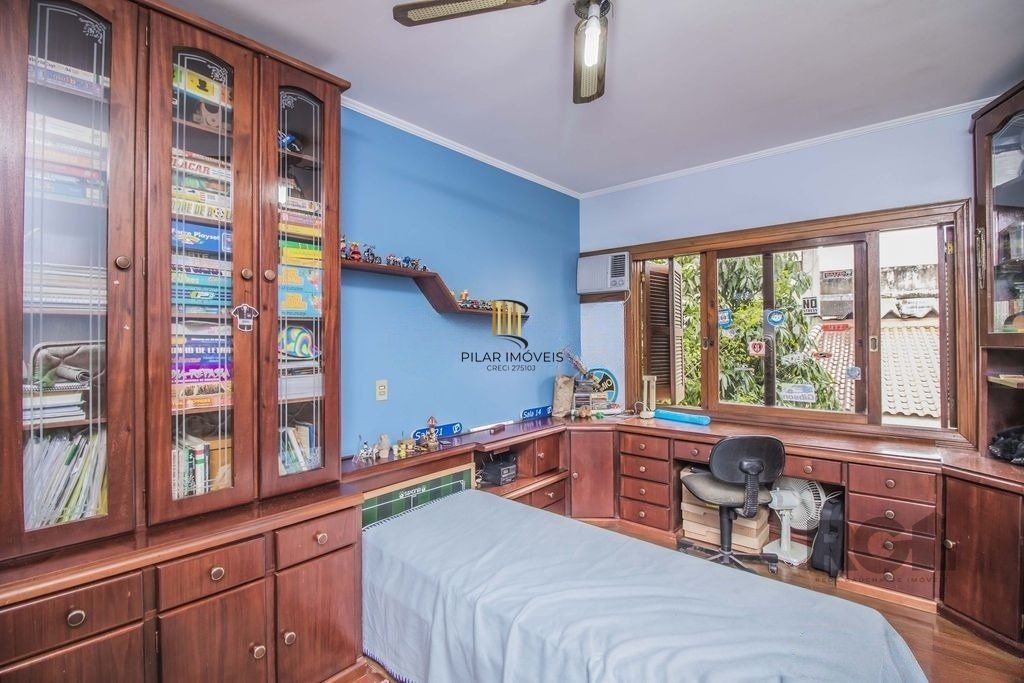 Casa de 329m² - 4 dormitórios, 1 suíte, 6 vagas no bairro Vila Jardim