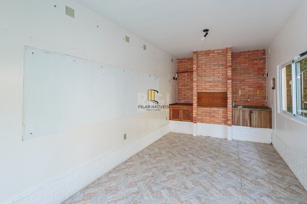 Casa 3 dormitórios com uma 1 suite, 2 banheiros, terraço, bem iluminada. Próxima ao Shopping Boubon Teresópilis