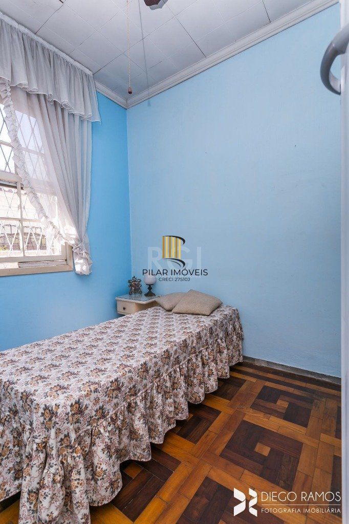 Casa para Venda - 198m², 3 dormitórios, sendo 1 suites, 4 vagas - Petrópolis