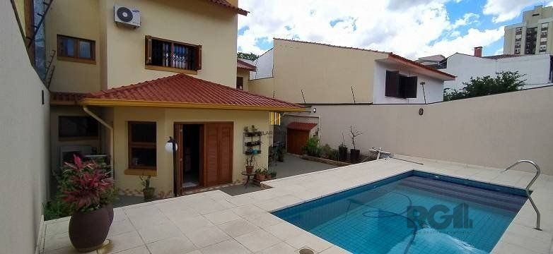 Excelente casa de 287m² com 3 dormitórios e 4 vagas.