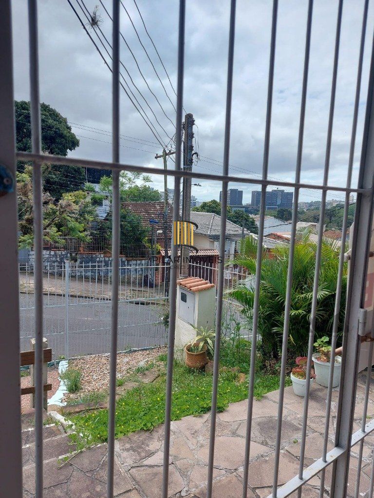 Casa 3 dormitórios,  1 vaga de garagem ampla e coberta.  Possui edícula com 3 peças. Espaço com churrasqueira e dispensa. Área total de  484m².