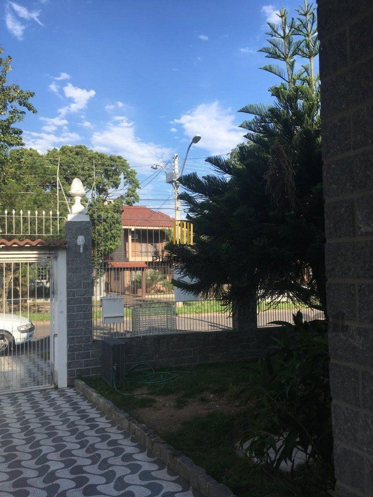 Casa de 3 dormitórios, no bairro Aberta dos Morros