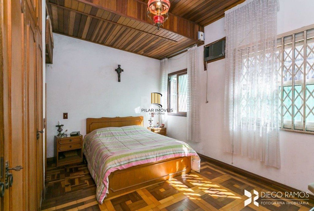 Casa para Venda - 198m², 3 dormitórios, sendo 1 suites, 4 vagas - Petrópolis