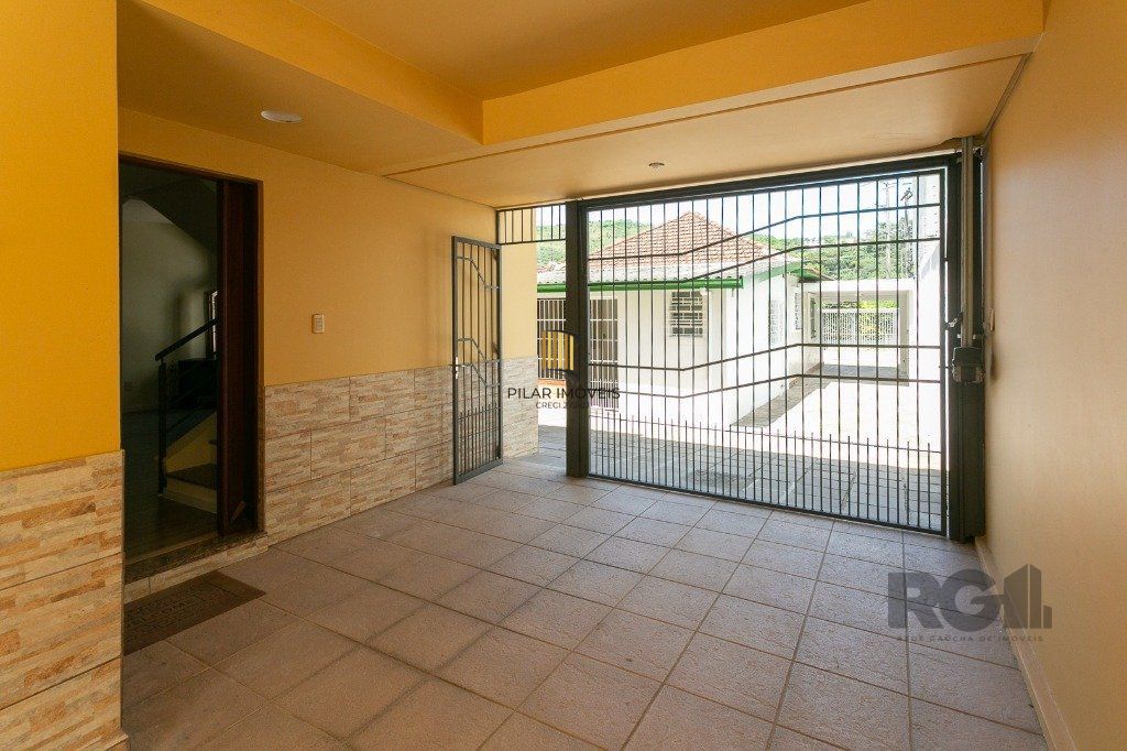 Casa com 5 dormitórios no bairro Jardim Carvalho