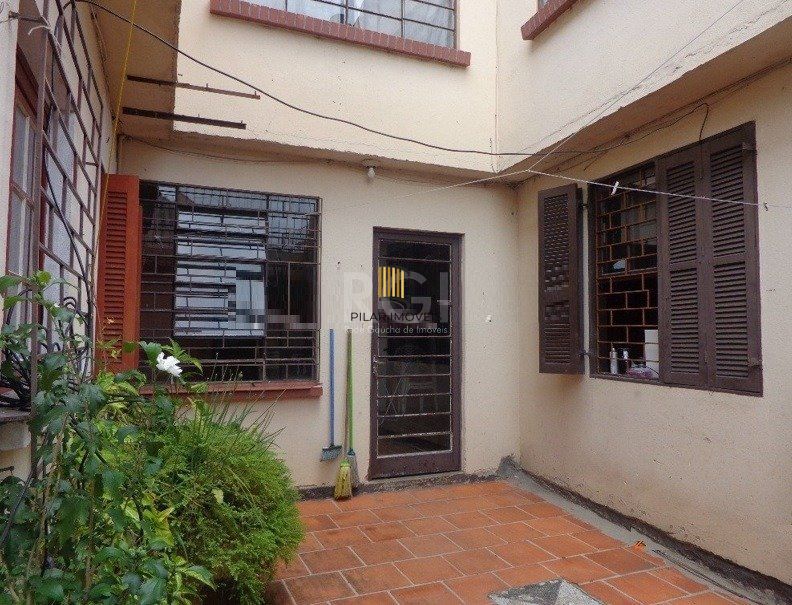 Casa para Venda - 200m², 5 dormitórios, sendo 1 suites, 4 vagas - Glória
