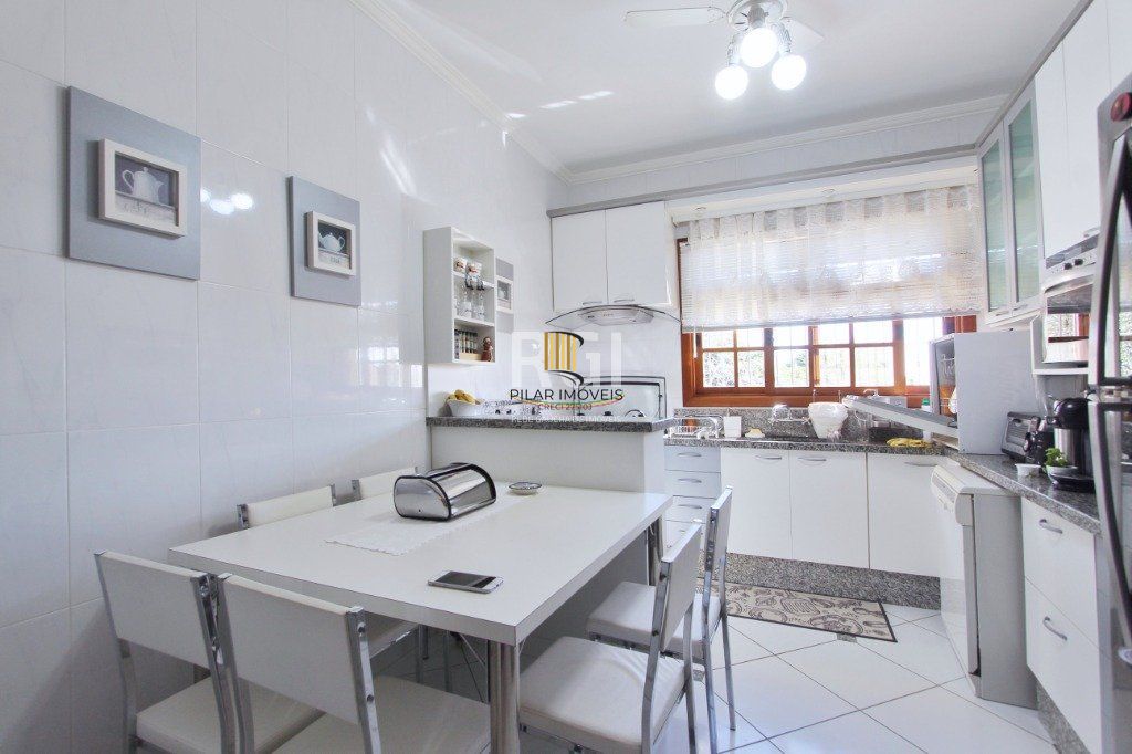 Casa para Venda - 250m², 3 dormitórios, sendo 1 suites, Teresópolis