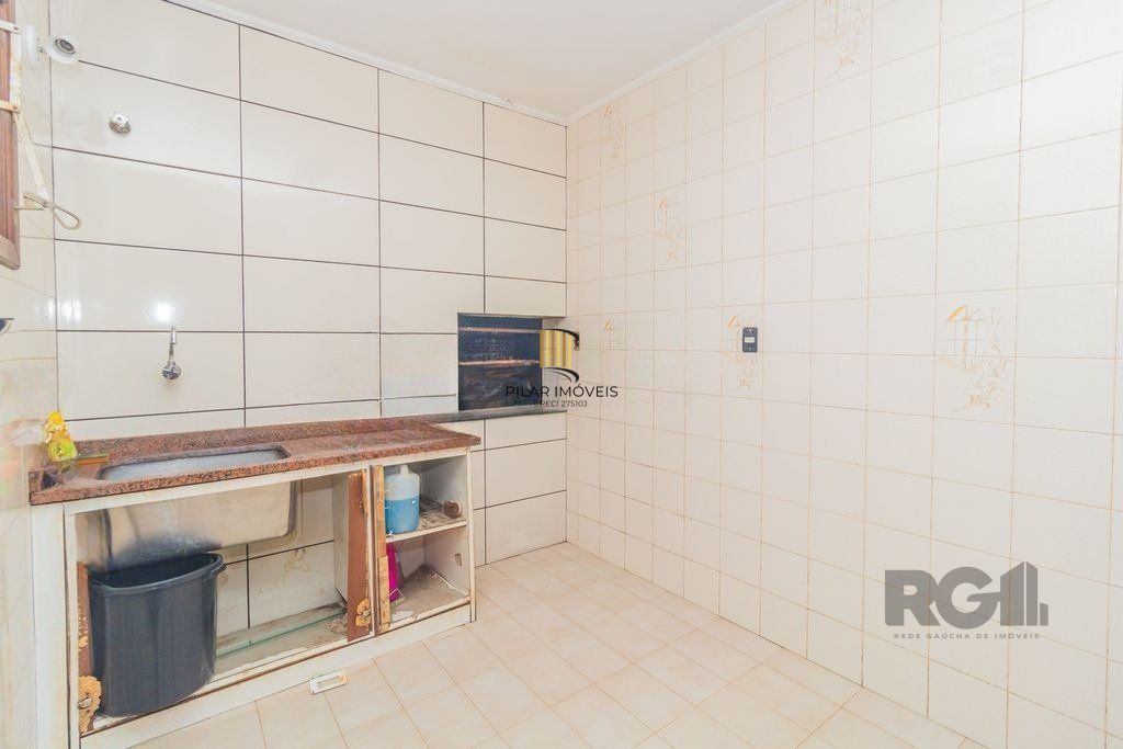Casa com 240m², 3 dormitórios, 6 vagas no bairro Sarandi