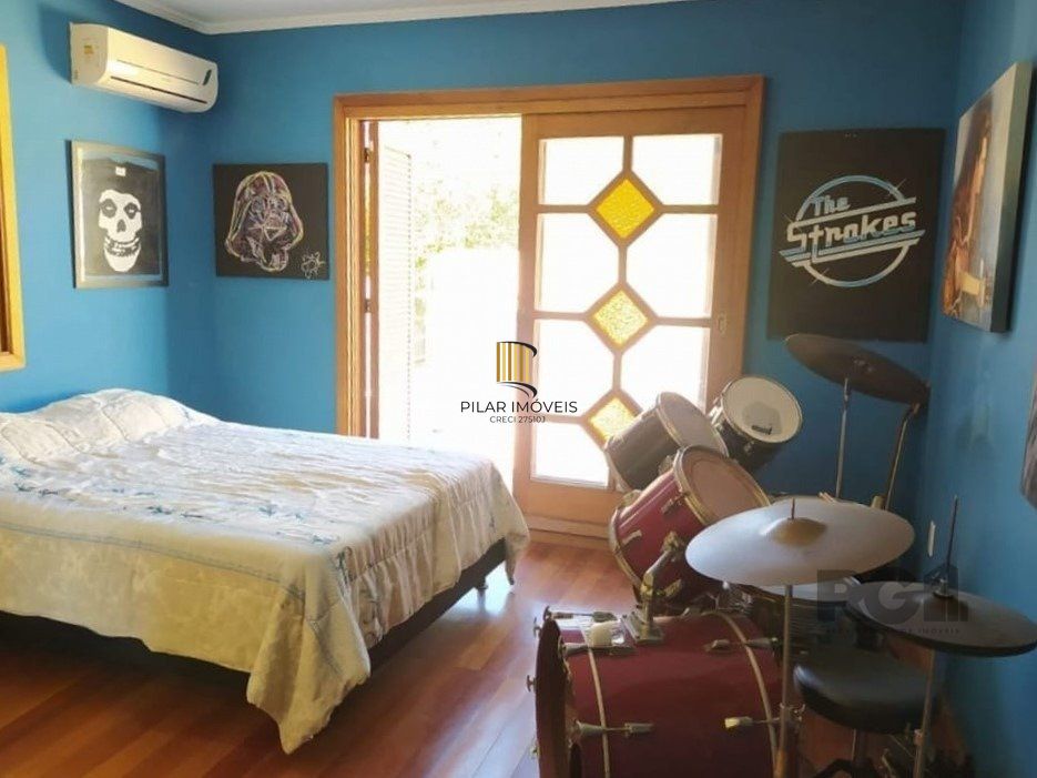 Casa 234m² - 3 dormitórios, 1 suíte e vaga para 6 carros no Jardim São Pedro