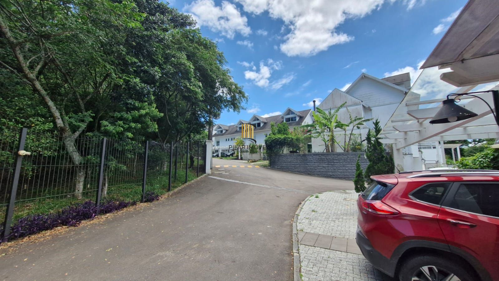 Casa em Condominio fechado, 5 dormitórios com infraestrutura completa