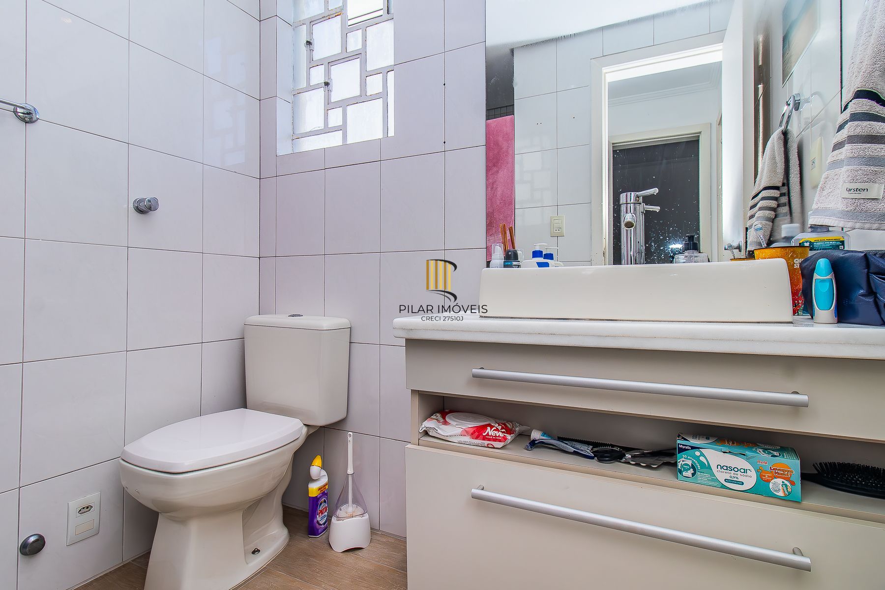 Amplo apartamento duplex com 2 dormitórios e 1 vaga de garagem.
