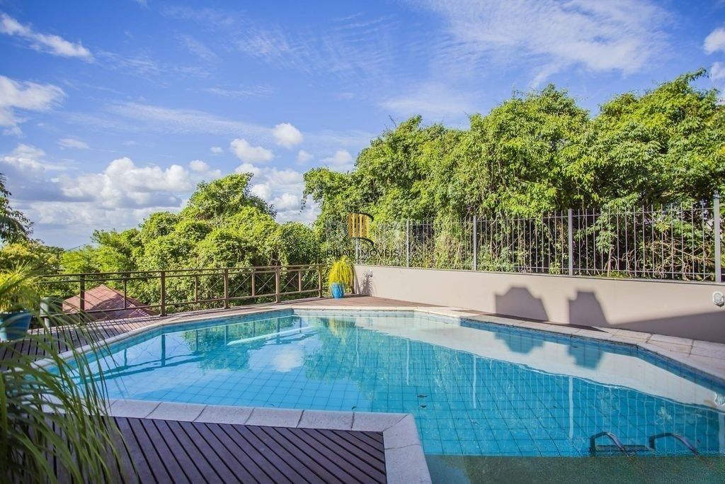Excelente casa de 466m² com 03 suítes e 4 vagas de garagem.