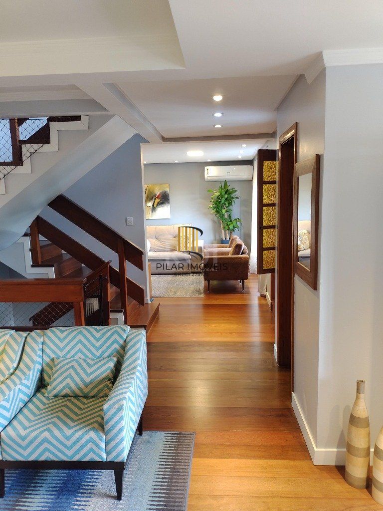 Excelente casa com 03 suíte, espaço gourmet com churrasqueira, living com lareira, pátio com piscina e garagem para 02 carros no bairro Espírito Santo