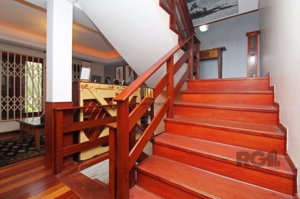 Casa de 275m² - 3 dormitórios e 3 vagas no bairro Coronel Aparício Borges