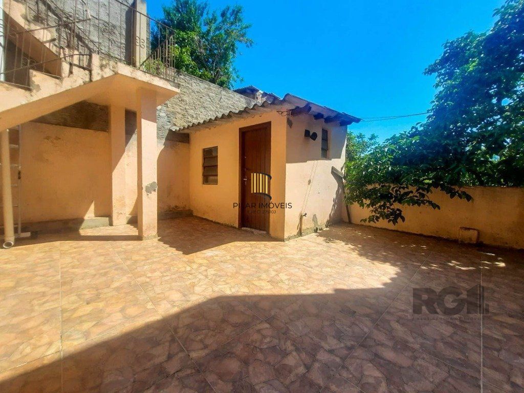 Excelente casa de 240m² com 4 dormitórios e 2 vagas.