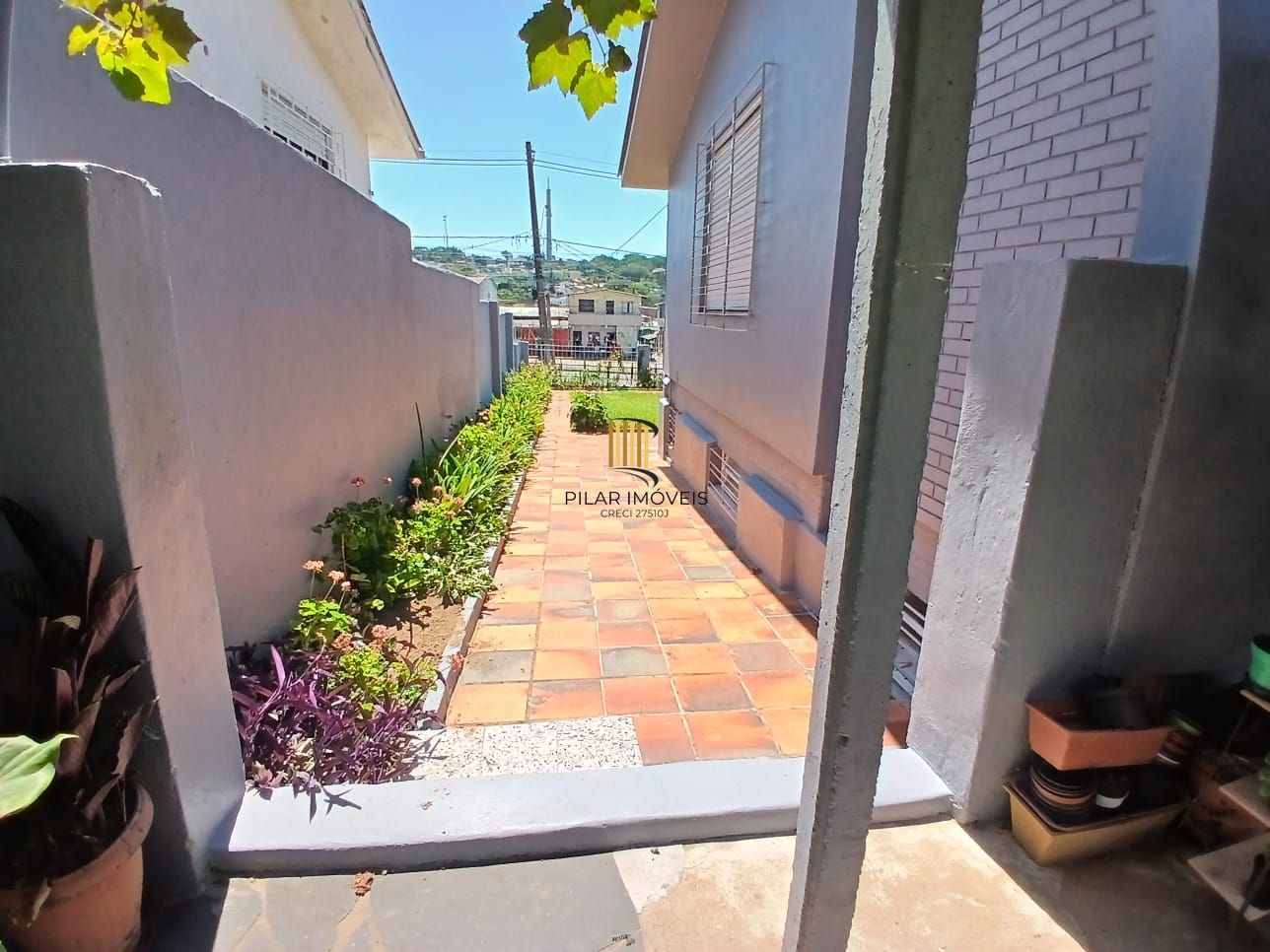 Casa com 03 dormitorios e amplo jardim no bairro Santa Tereza /RS