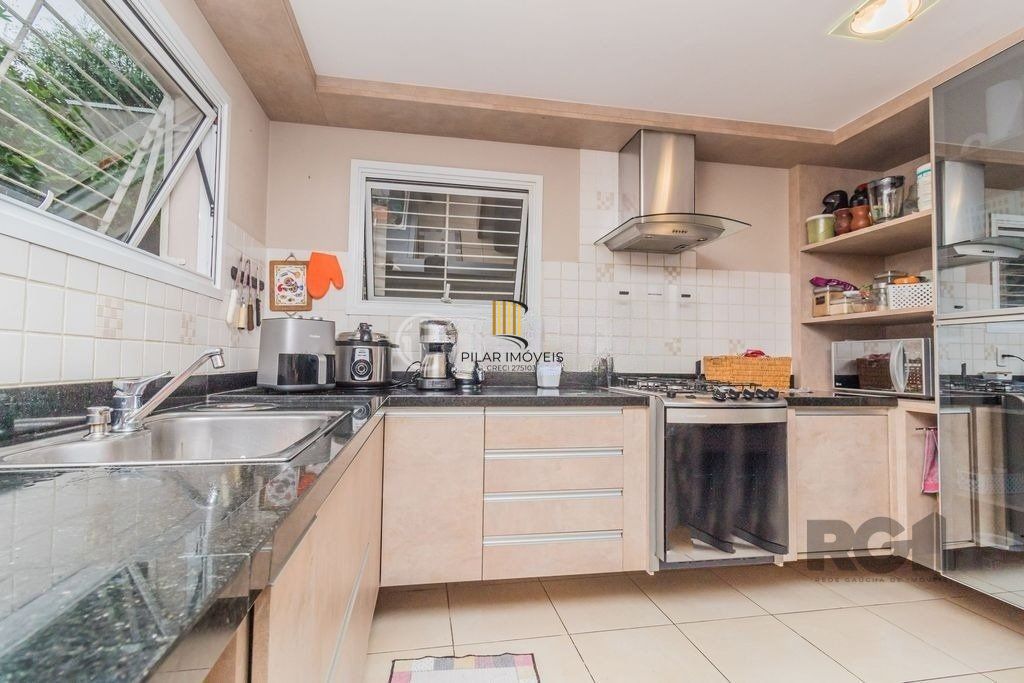 Casa 3 dormitórios a uma quadra da avenida Teresópolis e cinco minutos do Bourbon Shopping Teresópolis