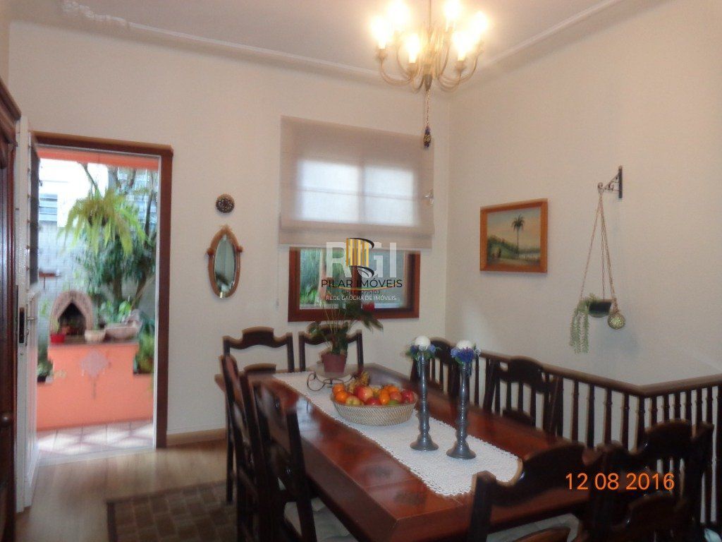 Casa para Venda - 240m², 6 dormitórios, 4 vagas - Teresópolis