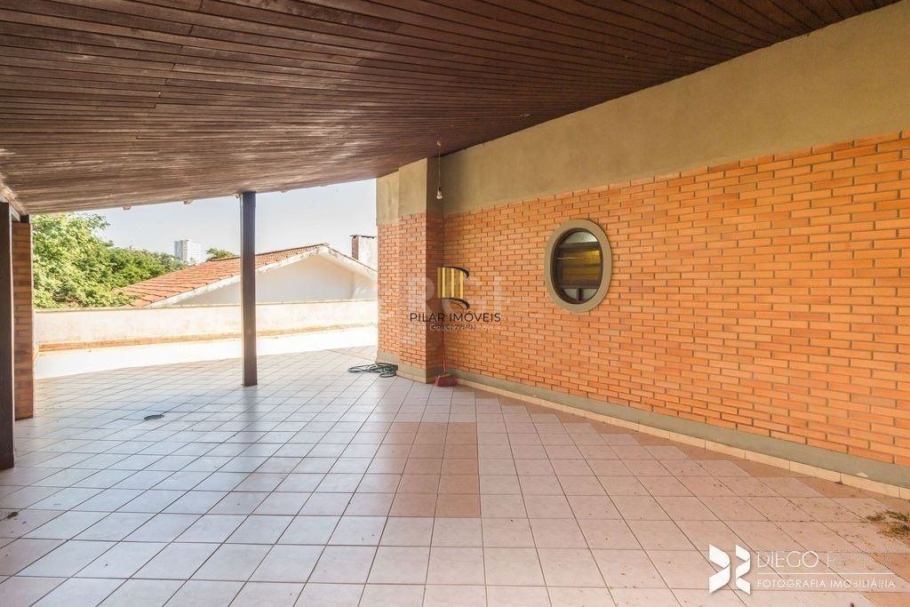 Lindo sobrado com 347m2 de área construída,  5 vagas, espaço de lazer com vista panorâmica.