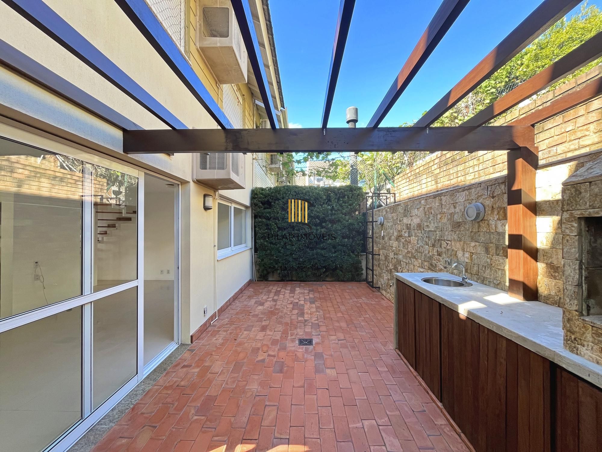 Casa de Condomínio 4 dormitórios no bairro Teresópolis