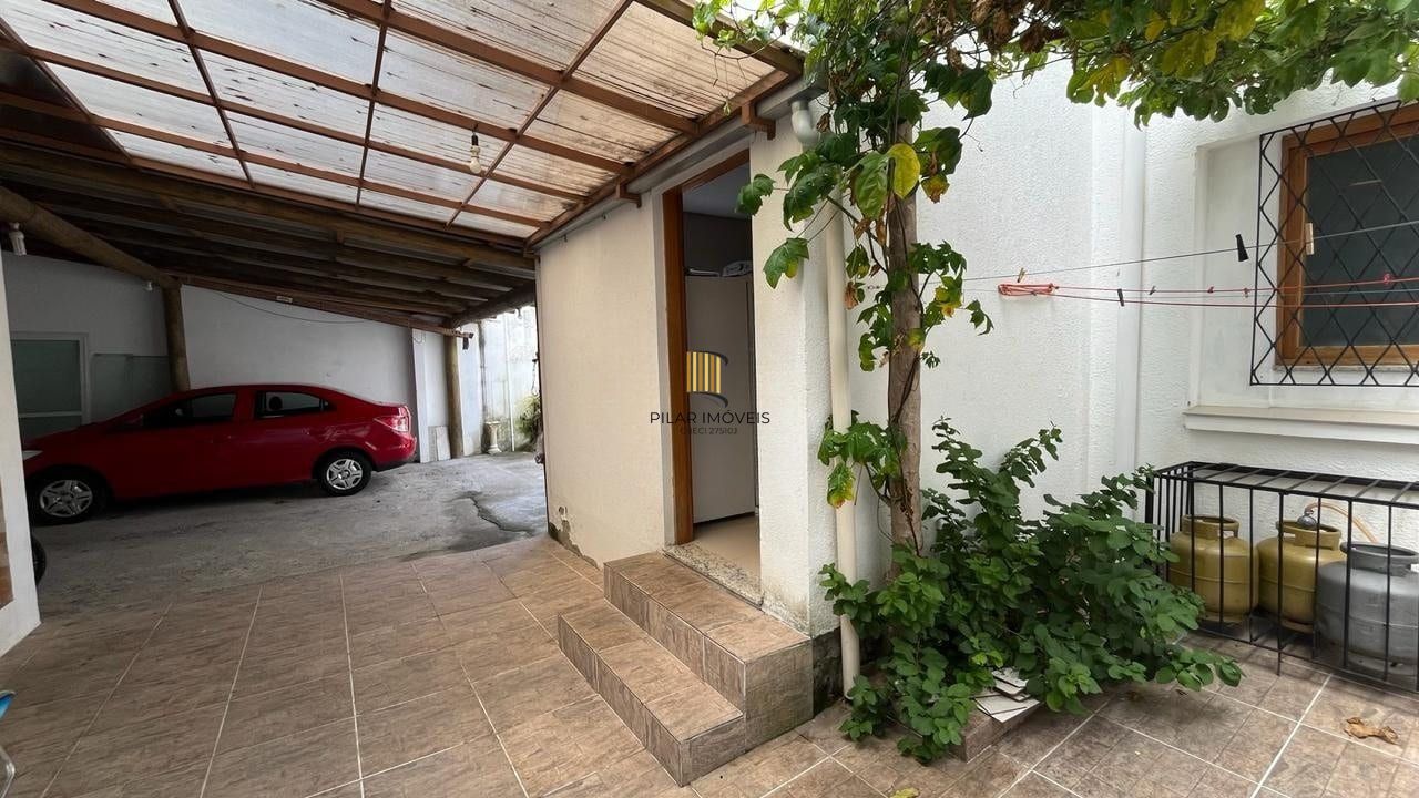 Casa de 4 dormitórios no bairro Santo Antônio, Porto Alegre