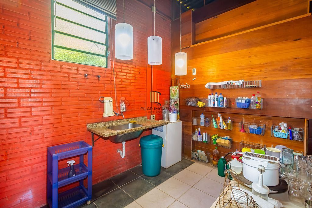 Casa de 3 dormitórios, no Bairro Ponta Grossa - Porto Alegre